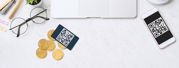 Pagamento on-line com o conceito de código QR telefone inteligente de cartão de crédito virtual na mesa do laptop do escritório na mesa de mármore limpa vista superior plana