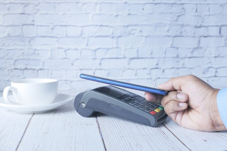 Foto pagamento sem contato com telefone inteligente na mesa com espaço de cópia