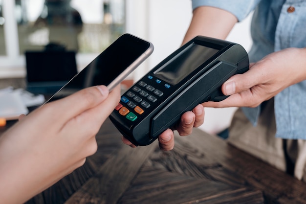 Pagar a conta através do smartphone usando a tecnologia NFC.