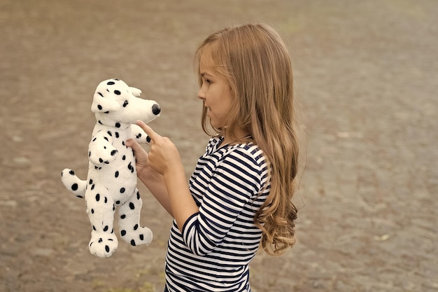 Pagar é um estado de ser Brincadeira de criança com cachorro de brinquedo ao ar livre Brincando de faz de conta Desenvolvimento infantil Desenvolvendo habilidades de comunicação Diversão infantil Brincando e aprendendo