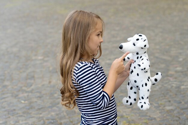 Pagar é um estado de ser. Brincadeira de criança com cachorro de brinquedo ao ar livre. Interpretação de papéis. Finja o jogo. Desenvolvimento infantil. Desenvolvimento de habilidades de comunicação. Diversão de infância. Brincando e aprendendo.