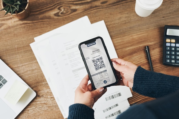 Pagar facturas escaneando el código qr del documento utilizando la tecnología escáner qr en facturas de pago de teléfonos inteligentes