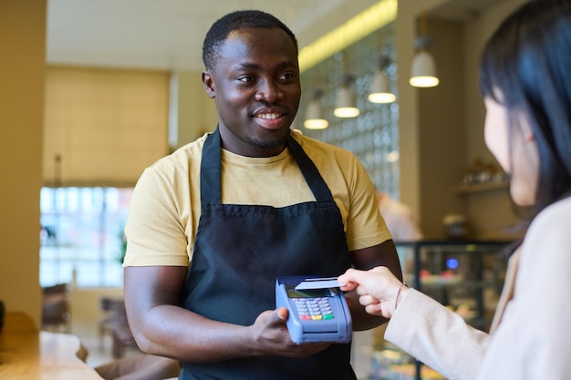 Pagar con tarjeta de crédito en restaurante