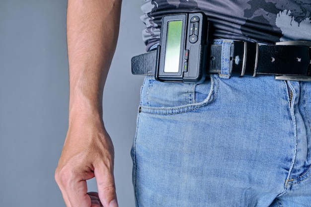 Pager pendurado no gadget retrô de cinto de jeans de homem para comunicação