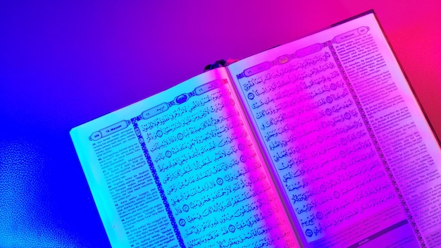 Una página abierta del Corán Corán es un libro sagrado islámico para el enfoque selectivo musulmán