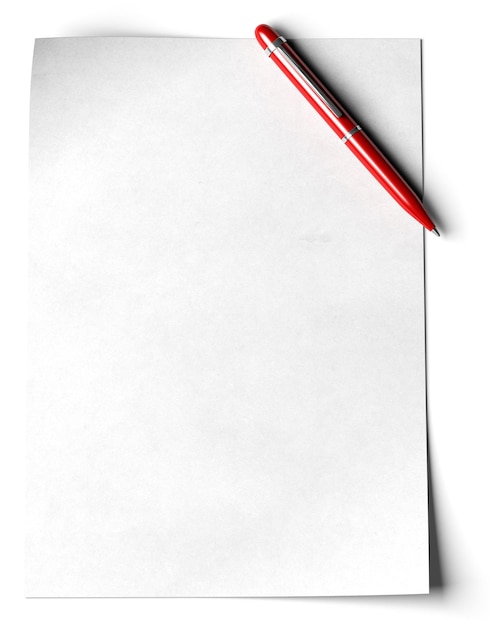 Página en blanco con un bolígrafo rojo en el ángulo de la página sobre fondo blanco.