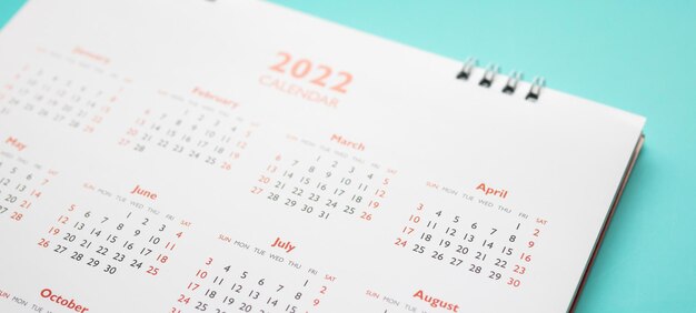 Foto página de calendario 2022 sobre fondo azul concepto de reunión de cita de planificación empresarial