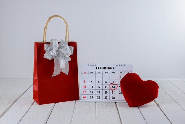 Página del calendario con un corazón escrito a mano en rojo el 14 de febrero del día de San Valentín