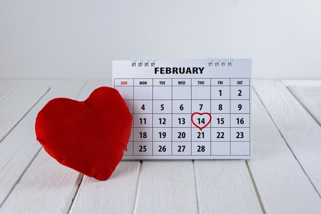 Página del calendario con un corazón escrito a mano en rojo el 14 de febrero del día de San Valentín