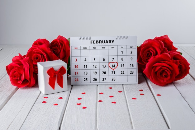 Página del calendario con un corazón escrito a mano en rojo el 14 de febrero del día de San Valentín