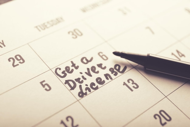 Página de calendario con recordatorio de fecha Concepto de licencia de conducir