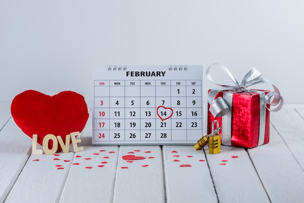 Página de calendário com uma mão vermelha escrita coração destaque em 14 de fevereiro de dia de São Valentim