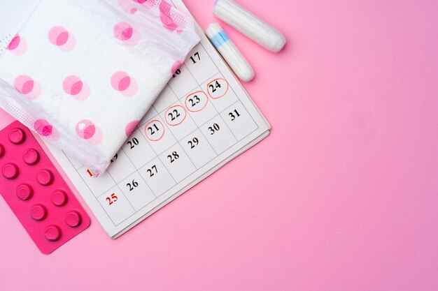 Página do calendário com itens femininos de higiene menstrual vista superior