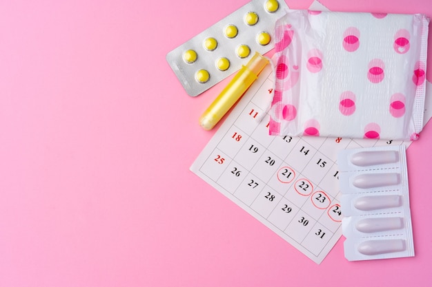 Página do calendário com itens higiênicos menstruais femininos, vista superior