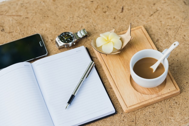 Página em branco do livro diário na mesa de madeira