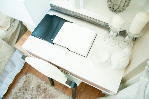 Página de libro blanco abierto sobre la mesa en dormitorio de lujo.