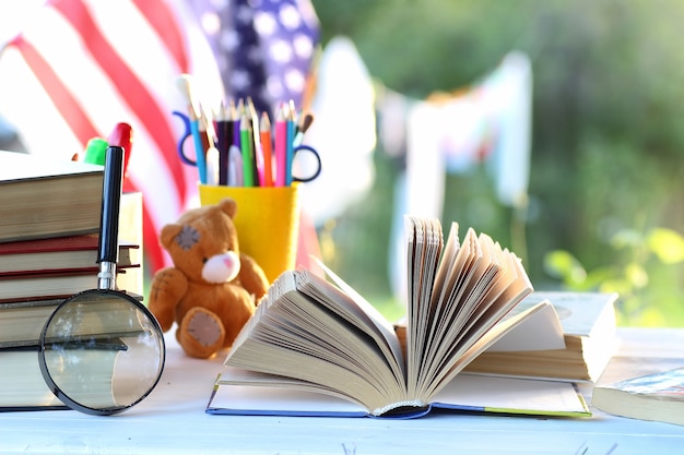 Página de pila de libros de Educaion al aire libre