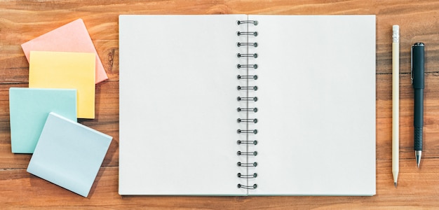 Foto página vacía de un cuaderno con bolígrafo y lápiz