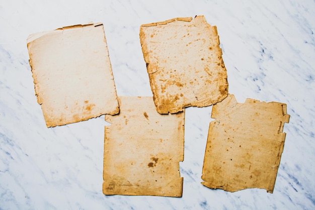 Las páginas arruinadas de un viejo cuaderno sobre la mesa