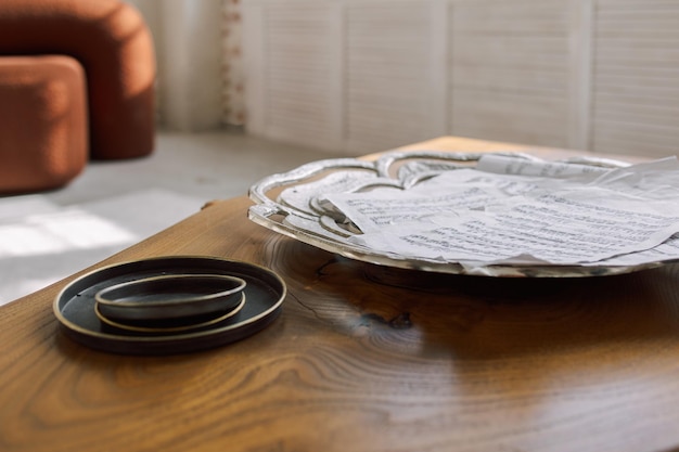 Páginas de notas musicais espalhadas na mesa de madeira