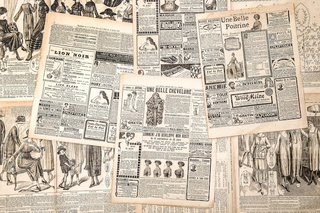 Páginas de periódicos con publicidad antigua. Revista de moda femenina Le Petit Echo de la Mode de 1919