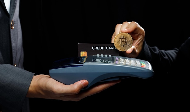 El pago con BTC Bitcoin reemplazará a la tarjeta de crédito y será un pago estándar para todas las tiendas minoristas Dispositivo de retención del cajero de la tienda para el pago de criptomonedas Espacio de copia de la maqueta sobre fondo negro