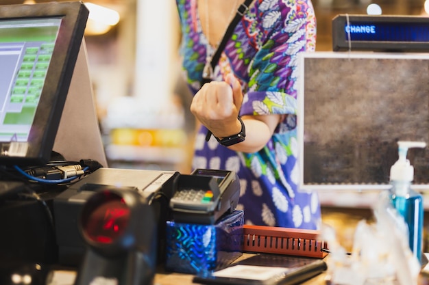 Pago del cliente a través de una billetera inteligente a través de un terminal de reloj inteligente