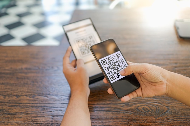 Pago con código QR Billet electrónico Hombre escaneo etiqueta aceptada generar pago digital sin dinero escaneo código QR compras en línea concepto de tecnología sin efectivo