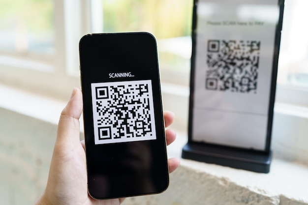 Pago con código qr E monedero Etiqueta de escaneo de hombre aceptada generar pago digital sin escanear dinero Código QR compras en línea pago sin efectivo y concepto de tecnología de verificación