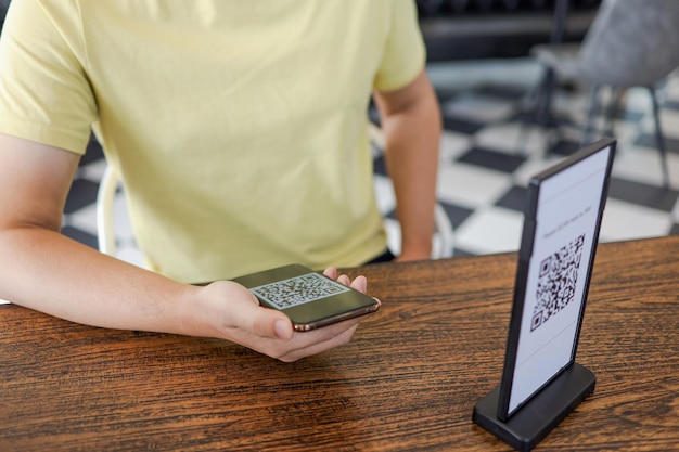 Pago con código qr E monedero Etiqueta de escaneo de hombre aceptada generar pago digital sin escanear dinero Código QR compras en línea pago sin efectivo y concepto de verificaciónxAtechnology