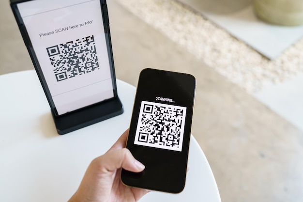 Pago con código QR E wallet Se acepta la etiqueta de escaneo del hombre Generar pago digital sin dinero Escanear código QR Compras en línea Concepto de tecnología de pago y verificación sin efectivo