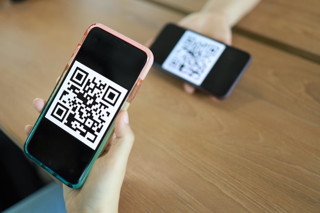 Pago con código qr Mujer escaneando código qr compras en línea concepto de tecnología sin efectivo