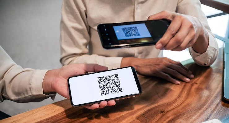 Foto pago con código qr mujer escaneando código qr compras en línea concepto de tecnología sin efectivo