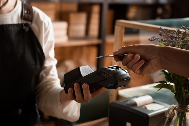pago digital en un café con tarjeta bancaria