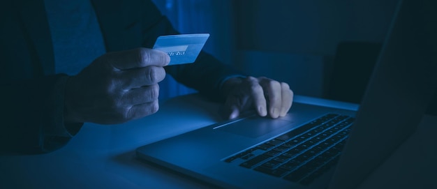 Pago en línea de compras con tarjeta de crédito hombre con tarjeta de crédito en la mano para comprar y pagar nueva banca