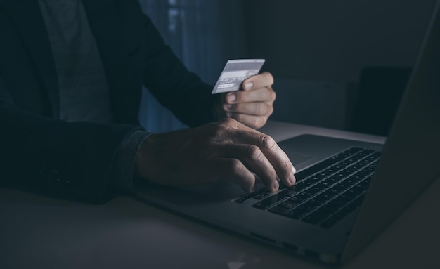 Pago en línea de compras con tarjeta de crédito hombre con tarjeta de crédito en la mano para comprar y pagar nueva banca