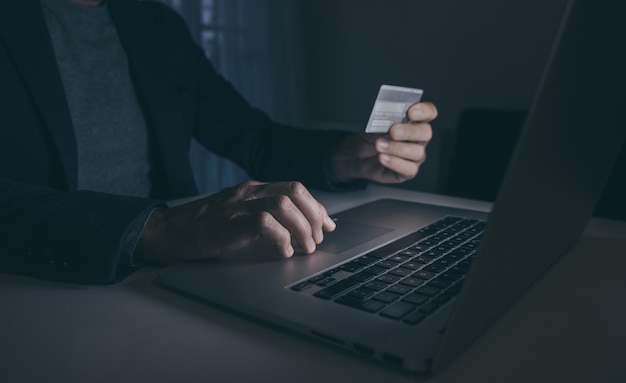 Pago en línea de compras con tarjeta de crédito hombre con tarjeta de crédito en la mano para comprar y pagar nueva banca