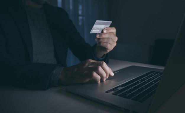 Pago en línea de compras con tarjeta de crédito hombre con tarjeta de crédito en la mano para comprar y pagar nueva banca