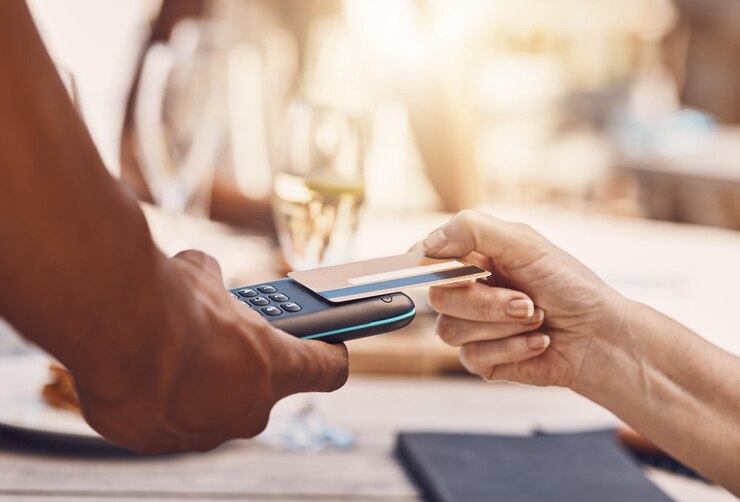 Foto pago con tarjeta de crédito por parte de un cliente minorista en una tienda que paga con dinero digital o tecnología de efectivo en una máquina portátil seguridad de seguridad y manos de un trabajador de ventas que ayuda a una mujer a comprar en un negocio