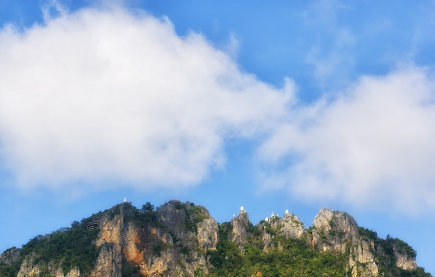 Pagoda en el acantilado, nubes flotando en el cielo