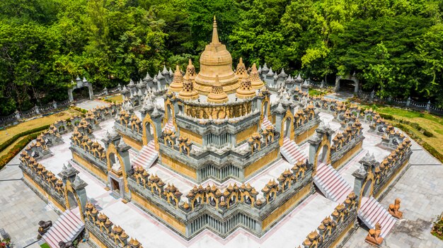 Pagoda de arenisca de vista aérea en Wat Pa Kung Temple, Wat Prachakom Wanaram, Roi Et, Tailandia.