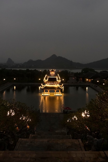 La pagoda Bai Dinh se ilumina por la noche reflejada en sus hermosas piscinas Vietnam