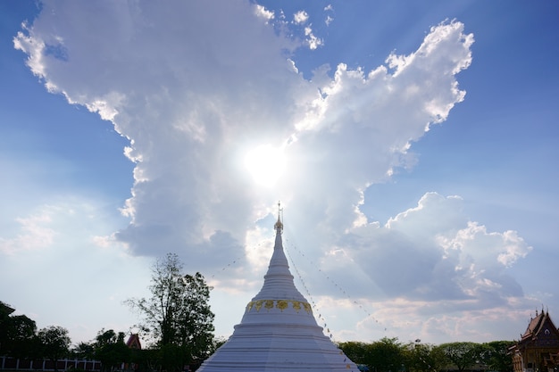 La pagoda blanca es el telón de fondo en el cielo con nubes hermosas.