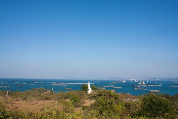 Pagoda blanca en la isla.