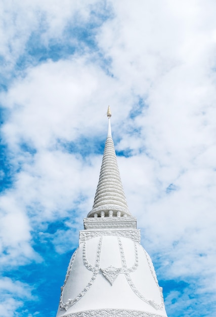 Foto pagoda blanca sobre cielo azul y nubes