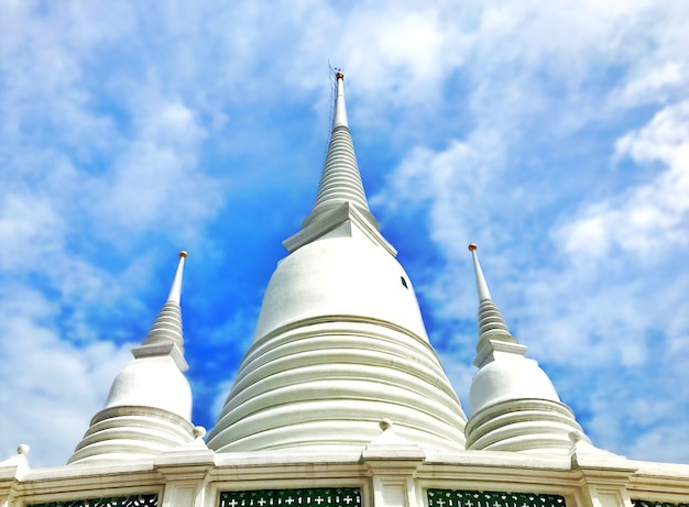 Pagoda blanca tailandesa con cielo azul de nubes en un templo tailandés