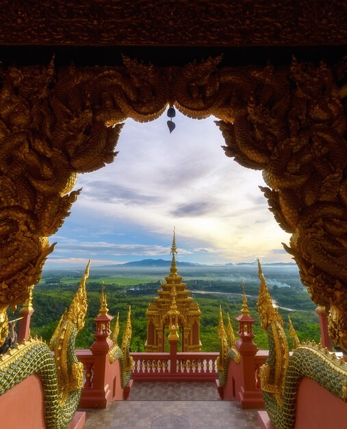 Foto pagoda blanca wat uposatharam templo budista de uthai thani