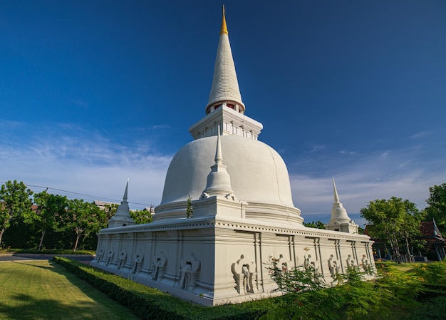 Foto pagoda branca e igreja em wat thai refletem com o céu do sol durante o dia na cidade de bangkok, na tailândia