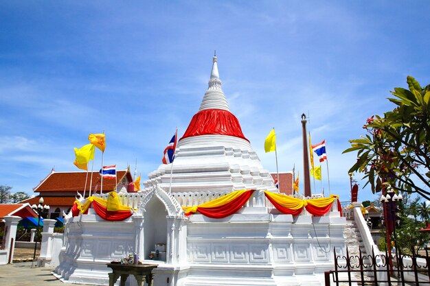 Pagoda branco contra o céu azul no templo wat poramaiyikawas em nonthaburi,