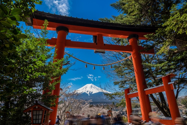 Foto pagoda de chureito y monte. fuji en la primavera con flores de cerezo en fujiyoshida, japón.